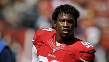 Aldon Smith, acusado por posesión de armas