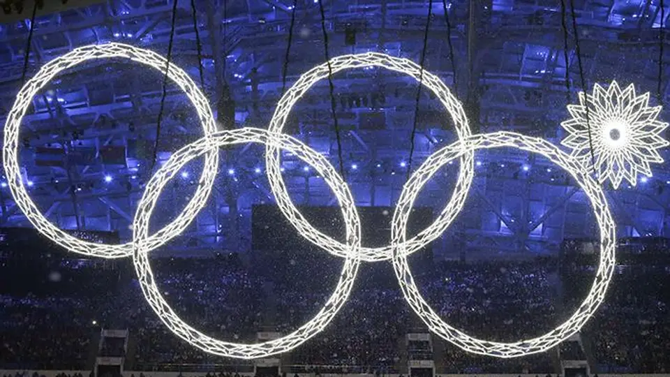 Falla encendido de aros olímpicos en Sochi