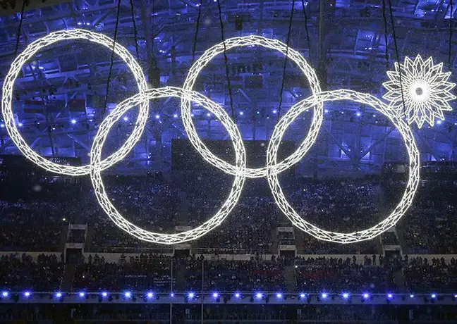 Falla encendido de aros olímpicos en Sochi