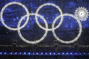 Falla encendido de aros olímpicos en Sochi