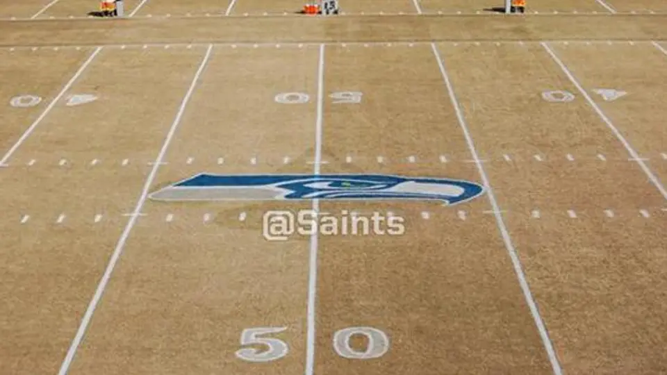 Nueva Orleans entrena en un campo con el logo de Seattle