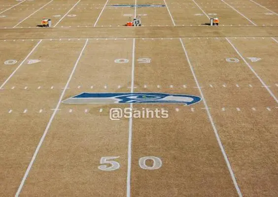 Nueva Orleans entrena en un campo con el logo de Seattle