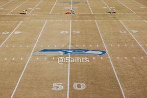 Nueva Orleans entrena en un campo con el logo de Seattle