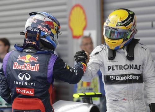 Vettel y Lewis Hamilton, de Mercedes, festejan tras terminar la carrera | EFE