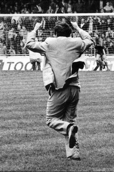 David Pleat corrió al otro lado de la cancha para festejar que el Luton venció al Manchester City, en 1983 | ESPECIAL