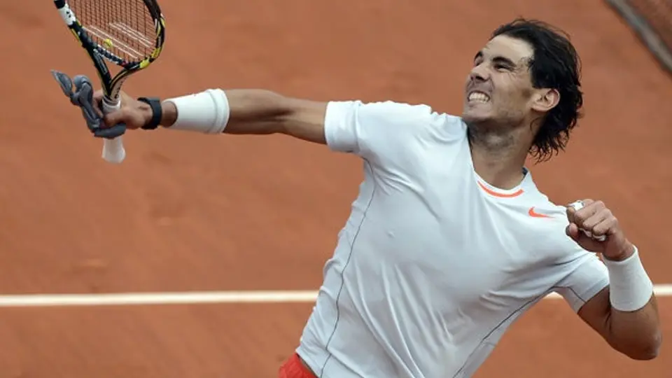 Nadal supera susto en debut de Roland Garros