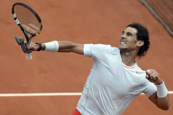Nadal supera susto en debut de Roland Garros
