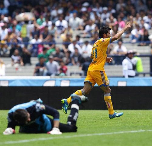 Damián festeja el segundo tanto de Tigres, que echó por tierra las esperanzas de Pumas para descontar | EFE