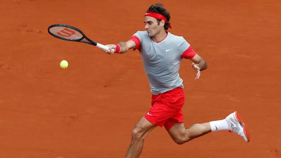 Federer avanza sin problemas en Roland Garros