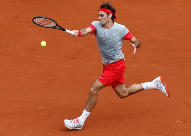 Federer avanza sin problemas en Roland Garros