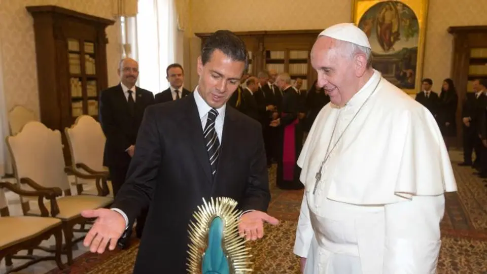 EPN entrega camiseta del Tri al Papa