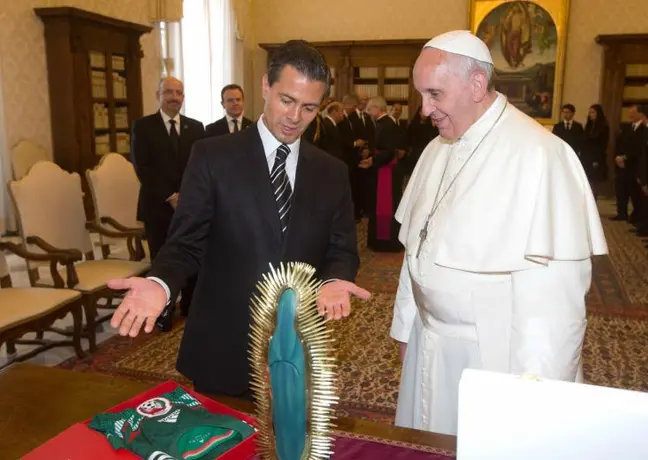 EPN entrega camiseta del Tri al Papa