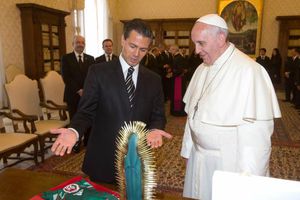 EPN entrega camiseta del Tri al Papa