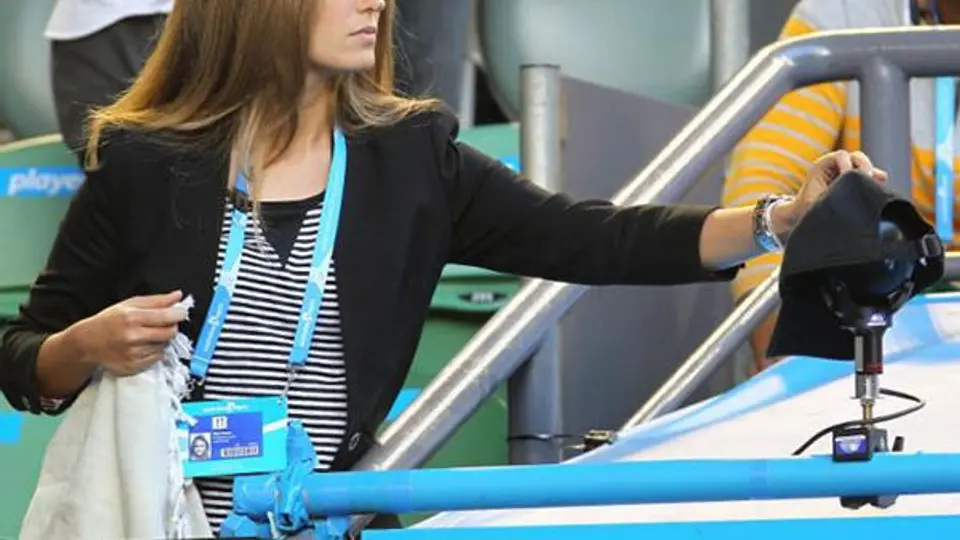 Novia de Murray cubre cámara con una gorra
