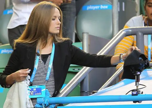 Novia de Murray cubre cámara con una gorra