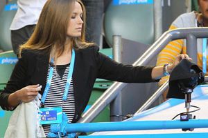 Novia de Murray cubre cámara con una gorra