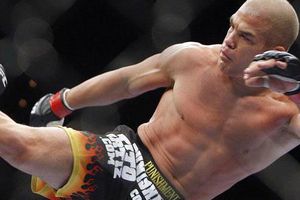 Tito Ortíz 'duerme' a Shlemenko en Bellator 120