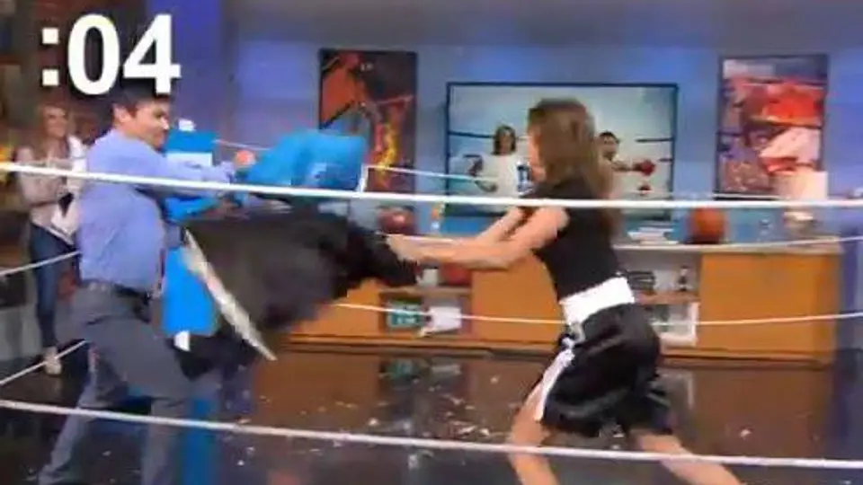 Pacquiao y Miss EU, pelea de almohadas