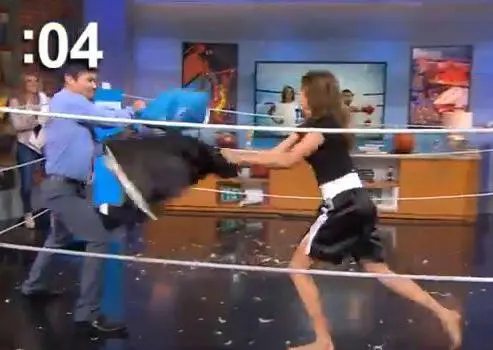Pacquiao y Miss EU, pelea de almohadas