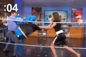 Pacquiao y Miss EU, pelea de almohadas