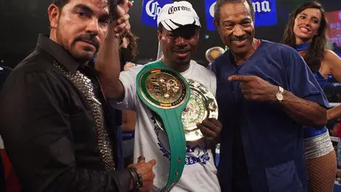 Mosley derrota por decisión al 'Demoledor' Cano