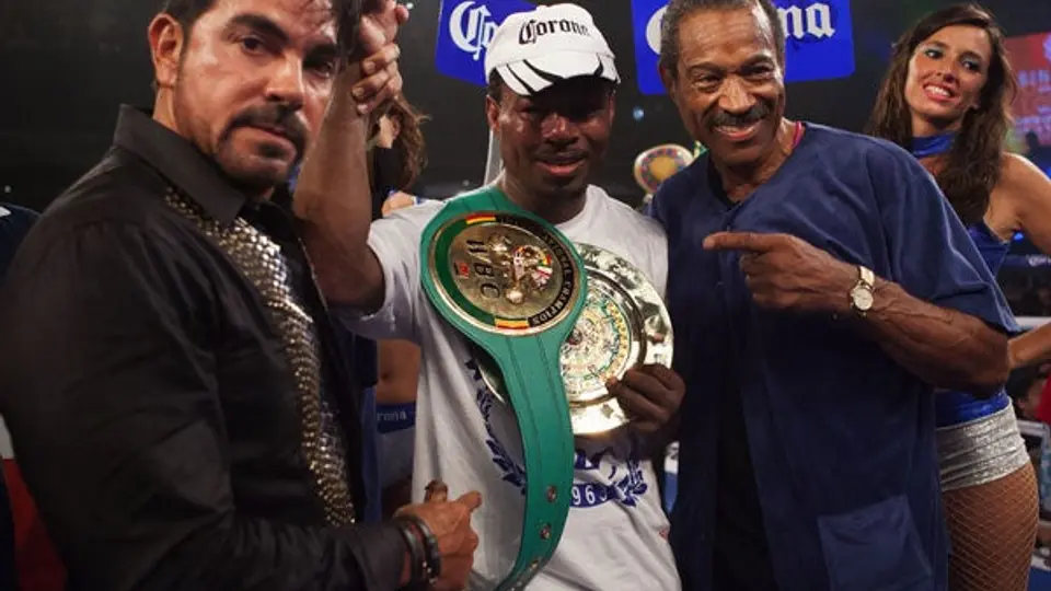 Mosley derrota por decisión al 'Demoledor' Cano