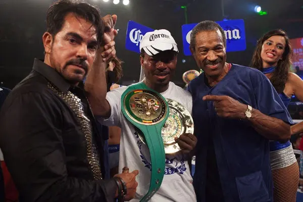 Mosley derrota por decisión al 'Demoledor' Cano