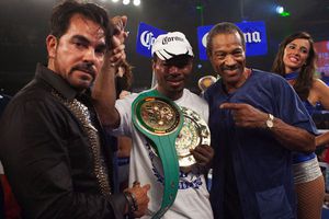 Mosley derrota por decisión al 'Demoledor' Cano