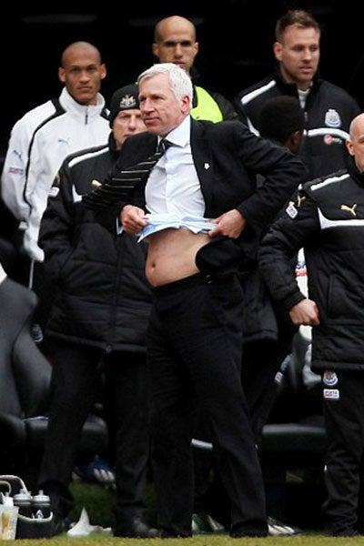 Alan Pardew, del Newcastle, saltó de emoción y hasta se desfajó, al celebrar el triunfo ante el Fulham | ESPECIAL