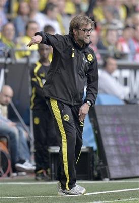 Klopp no para de dar instrucciones al Dortmund | AP