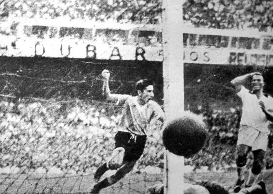 Alcides Ghiggia marca para Uruguay ante Brasil en 1950 | AP