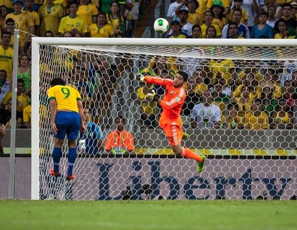 Una de las jugadas donde Corona intervino | BERNARDO MALDONADO