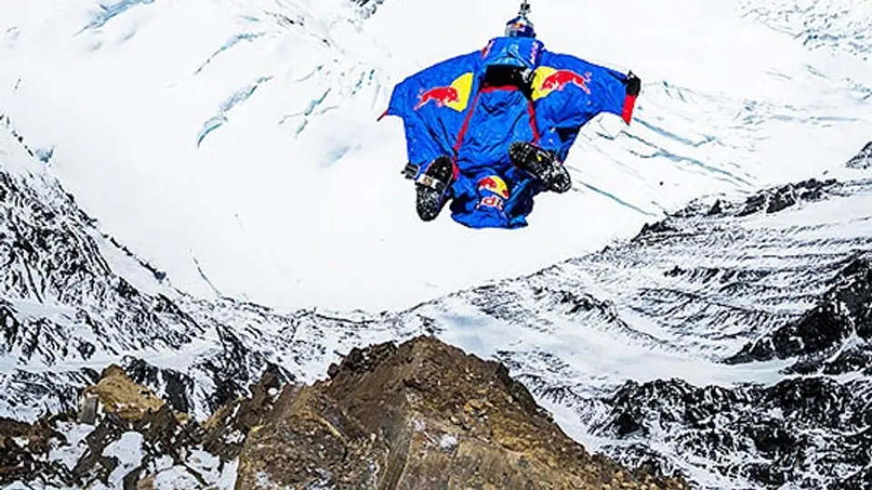Paracaidista ruso rompe récord de salto BASE desde el Everest
