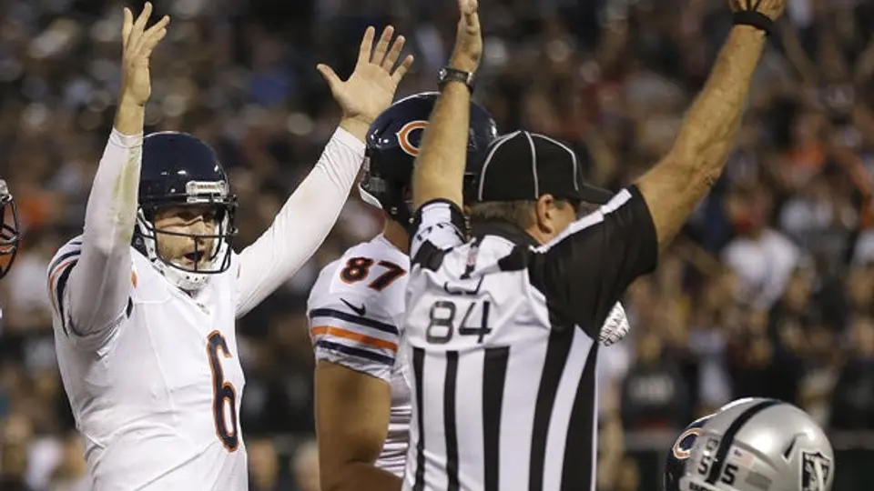 Cutler y los Osos derrotan a los Raiders