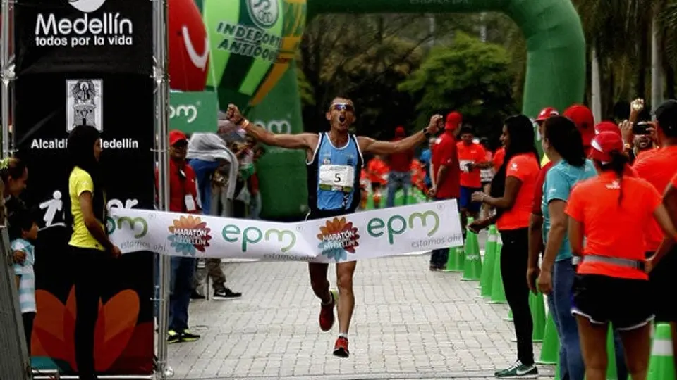 Colombianos dominan el Maratón de las Flores
