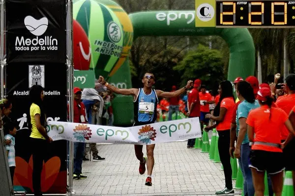 Colombianos dominan el Maratón de las Flores