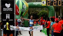 Colombianos dominan el Maratón de las Flores