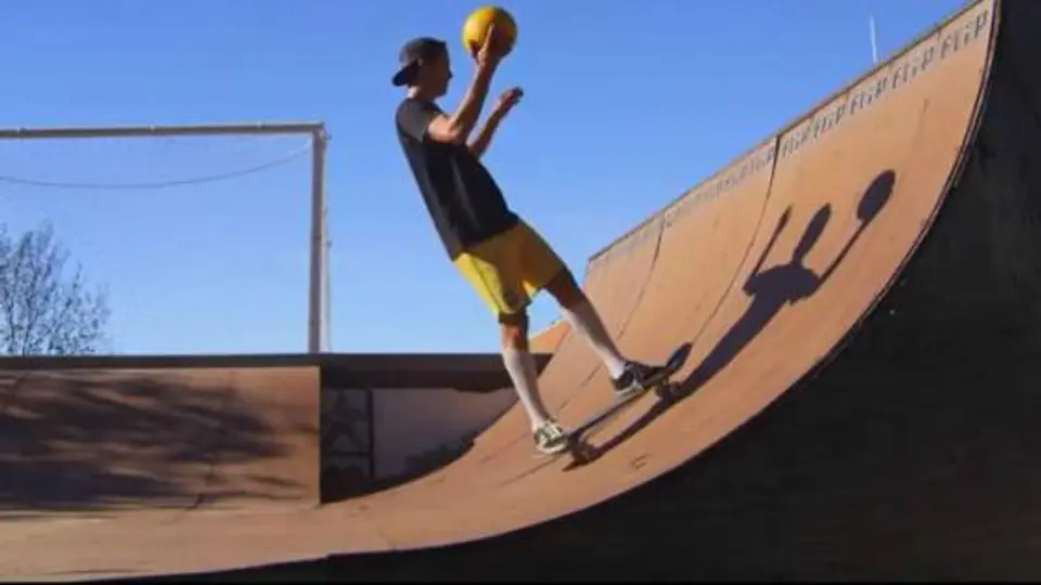 Combinan el skateboard con futbol