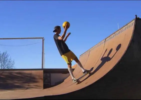 Combinan el skateboard con futbol