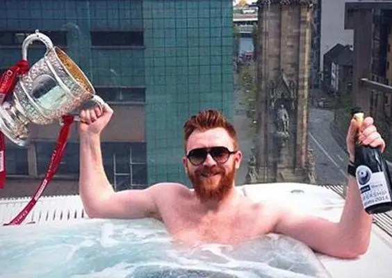 Así celebra Conor Devlin el título de Liga de Irlanda