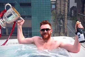 Así celebra Conor Devlin el título de Liga de Irlanda