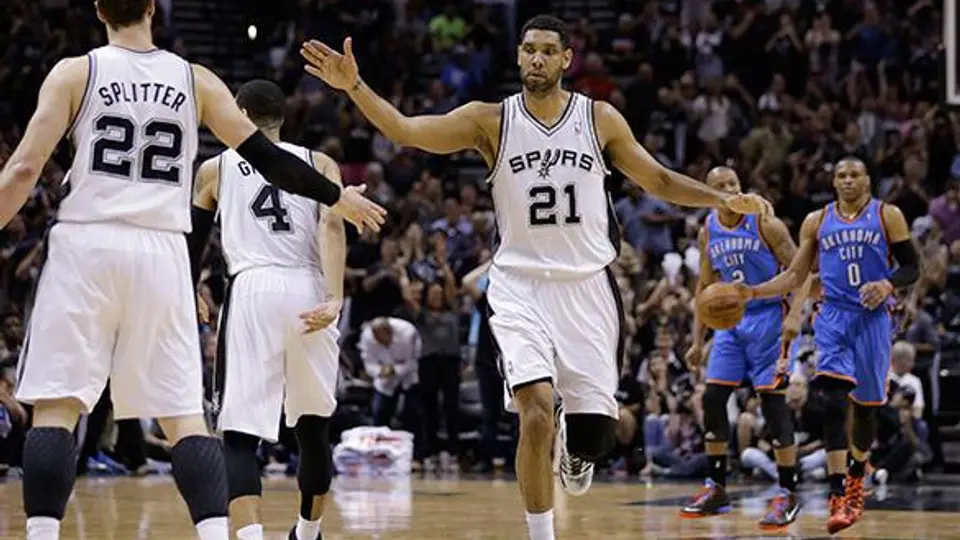 Spurs apalea y amplía su ventaja en la Final del Oeste