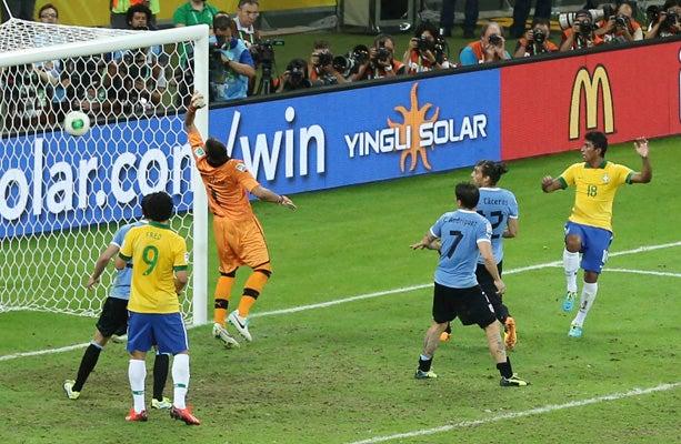 El remate que derivó en el gol de Paulinho | AP