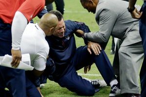 Entrenador de Texanos es dado de alta tras 'mini derrame' cerebral