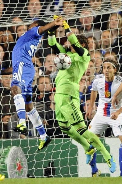 Samuel Eto'o disputa el balón ante Yann Sommer en la derrota del Chelsea ante Basilea | EFE