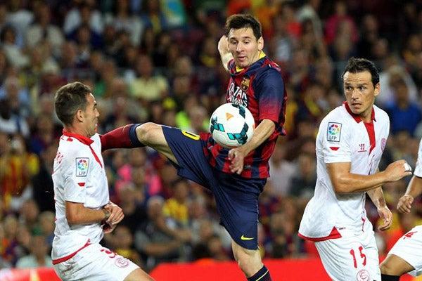 Messi disputaba el balón con todo contra el Sevilla | EFE