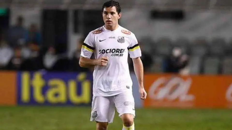 Rayados está interesado en Eugenio Mena