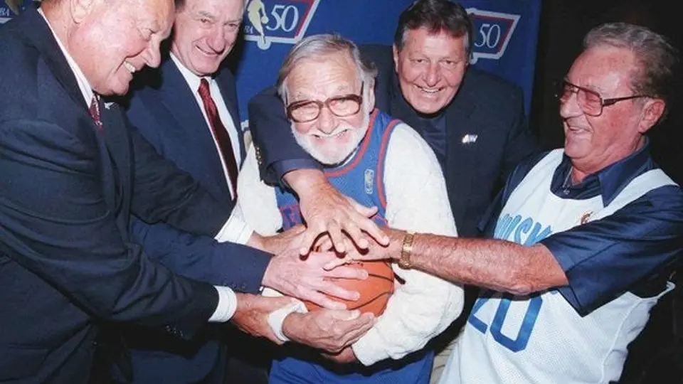 Muere 'Ossie' Schectman, primer anotador de la NBA