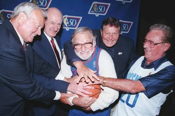 Muere 'Ossie' Schectman, primer anotador de la NBA