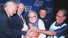 Muere 'Ossie' Schectman, primer anotador de la NBA